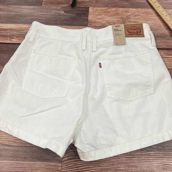 Levi's Women's High Rise Relaxed, A-Line Silhouette White Mom Shorts 33 - Picture 4 of 6